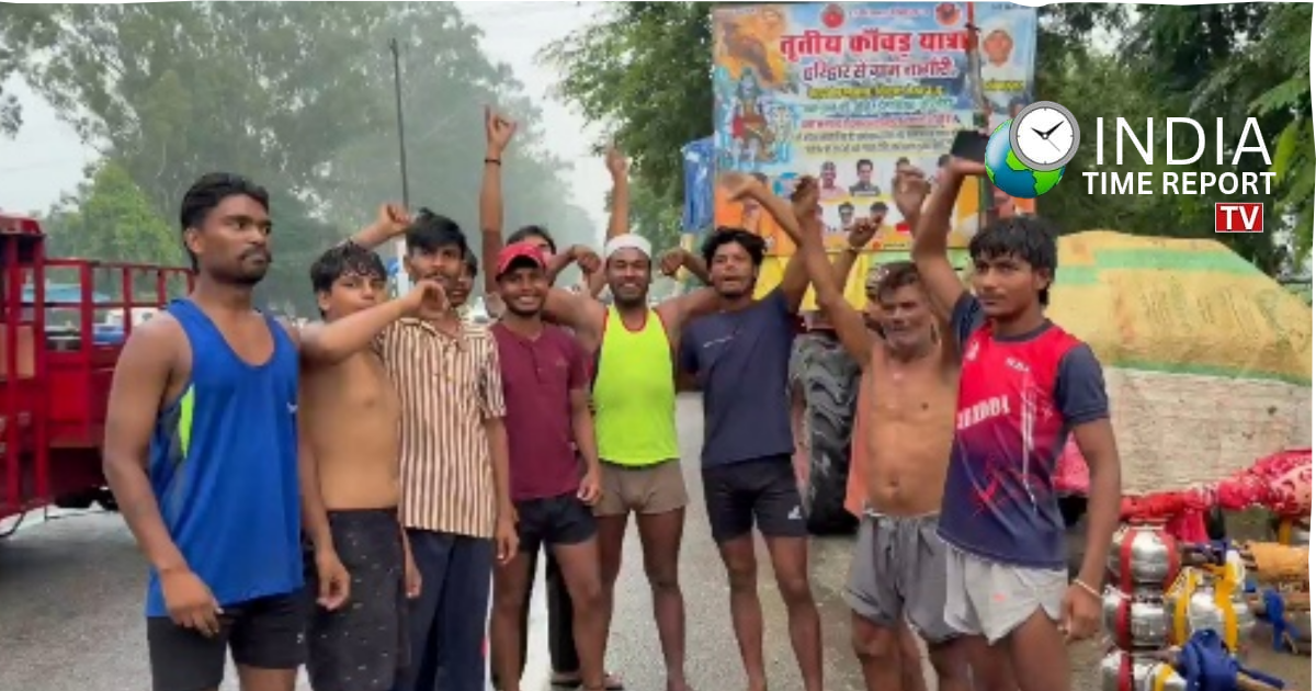 Mintu and Shakir carrying 251-litre Gangajal Kanwar during Kanwar Yatra in Muzaffarnagar.