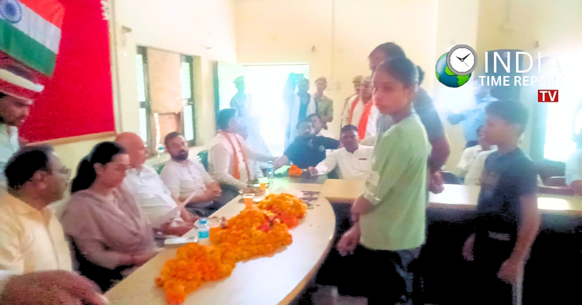 Parents submit memorandum to SDM Sadabad Shruti Sirohi regarding private school complaint