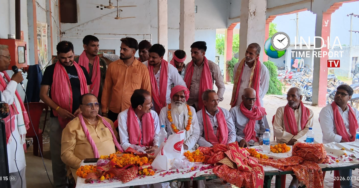 Former MLA Devendra Agrawal addressing youth conference in Sadabad Hathras
