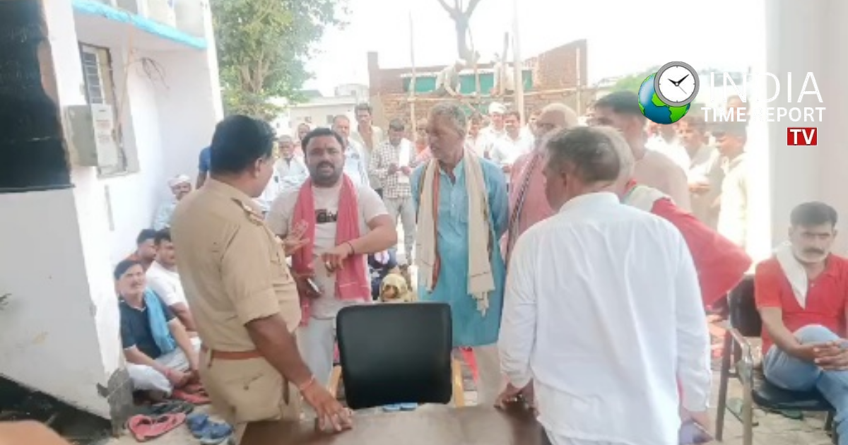 Villagers protesting at Sadabad police station