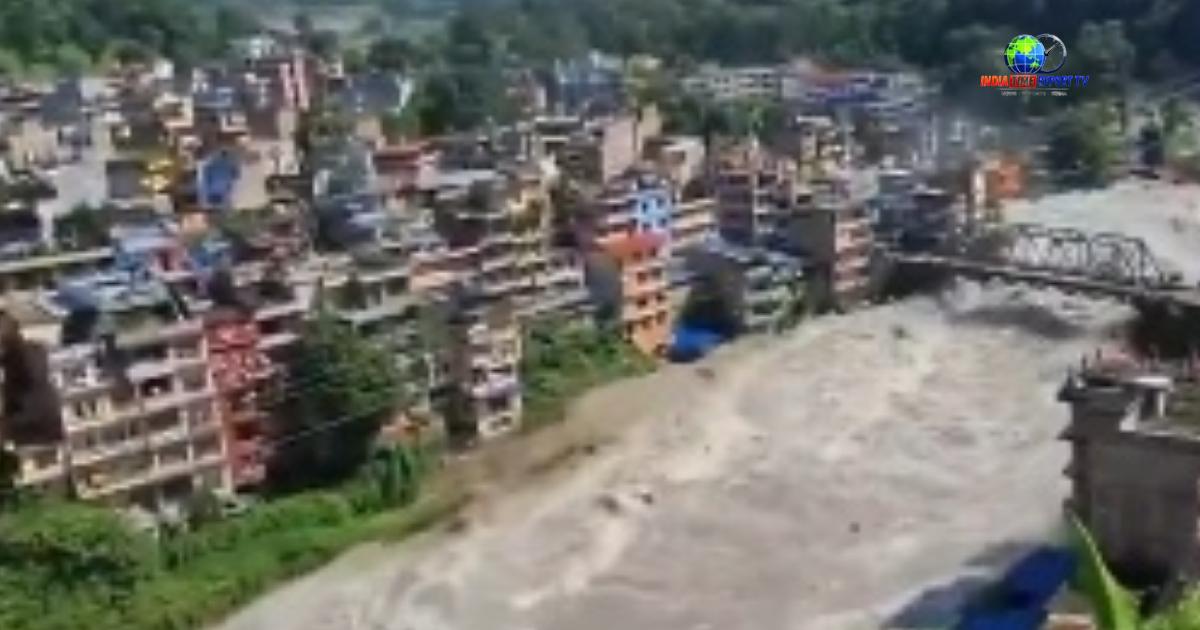 नेपाल में बाढ़ के तेज बहाव से प्रभावित नदी क्षेत्र और पुल