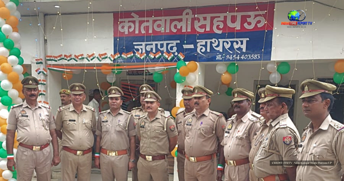 सहपऊ कोतवाली में स्वतंत्रता दिवस पर ध्वजारोहण समारोह के दौरान पुलिस अधिकारी
