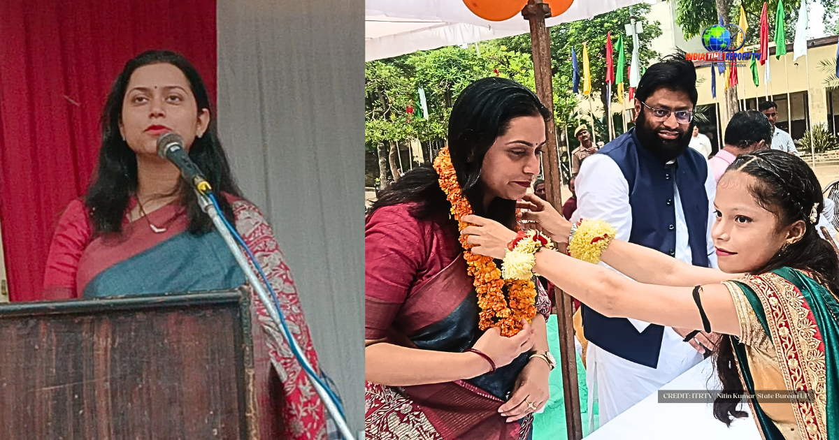 सादाबाद इंटर कॉलेज में एसडीएम रितु सिरोही और सीओ के. एस. अस्थाना के सम्मान का दृश्य