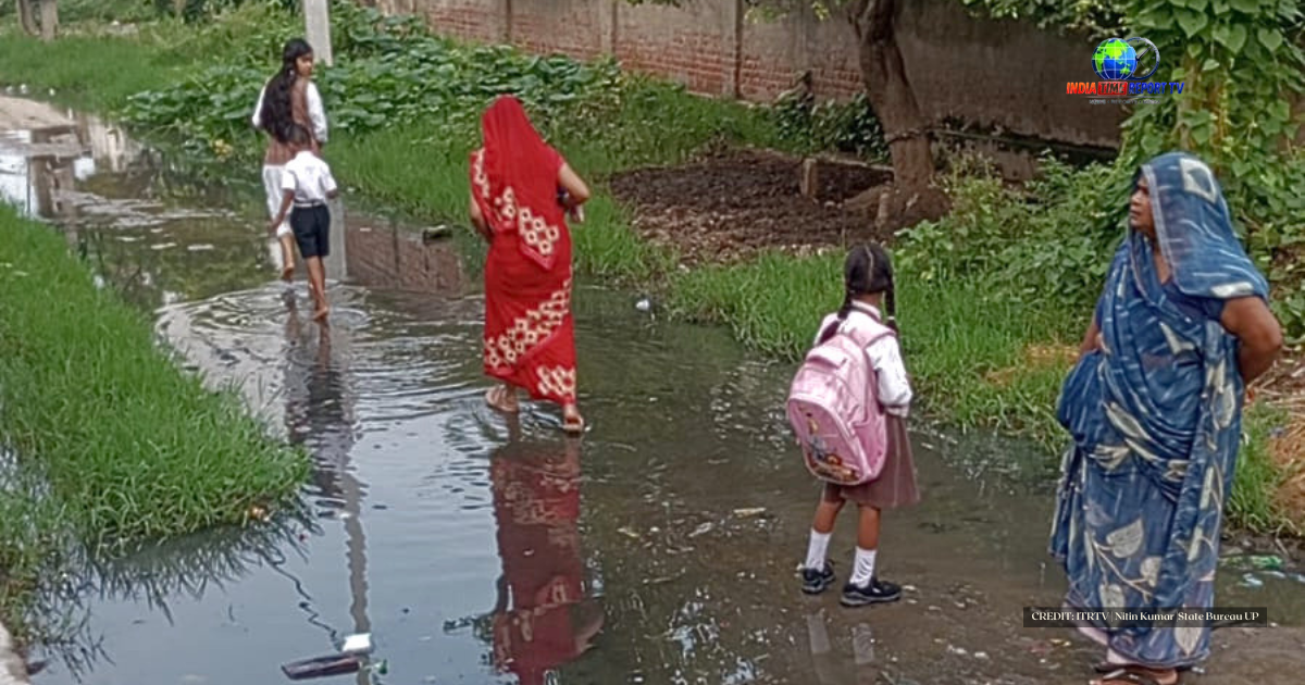 Badhar village waterlogging Sadabad Hathras children walking through flooded street