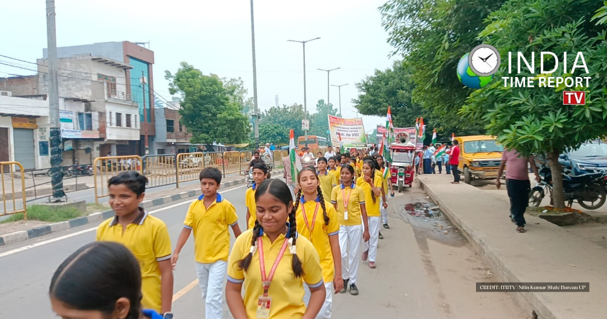 सादाबाद में इंडियन पब्लिक स्कूल की तिरंगा रैली में शामिल छात्र-छात्राएं Title: इंडियन पब्लिक स्कूल की