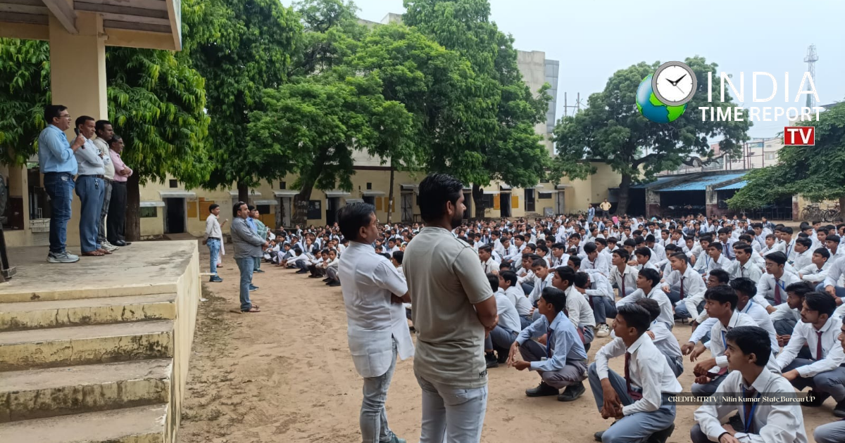सादाबाद इंटर कॉलेज में विभाजन विभीषिका स्मृति दिवस कार्यक्रम के दौरान विद्यार्थियों को संबोधित करते शिक्षक