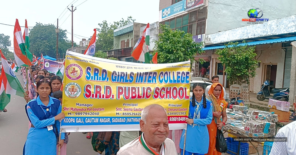 सादाबाद में एसआरडी गर्ल्स इंटर कॉलेज की छात्राएं तिरंगा यात्रा के दौरान हाथों में राष्ट्रीय ध्वज लिए हुए।