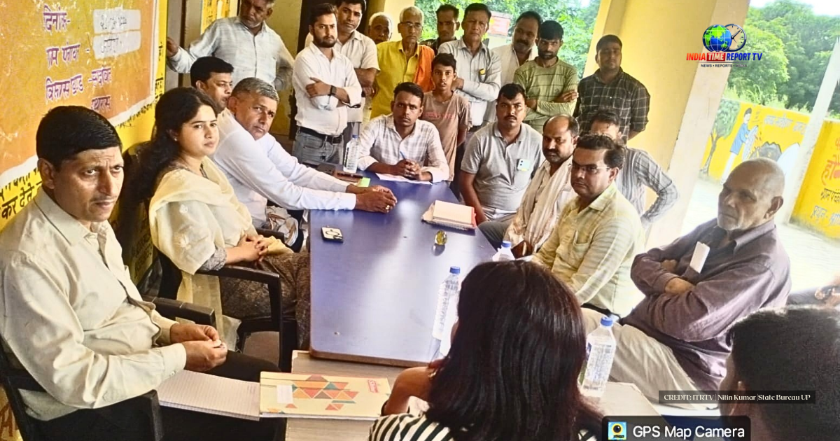 ग्राम कंजौली, सादाबाद में हर घर हर अधिकार योजना के तहत आयोजित ग्राम चौपाल का दृश्य