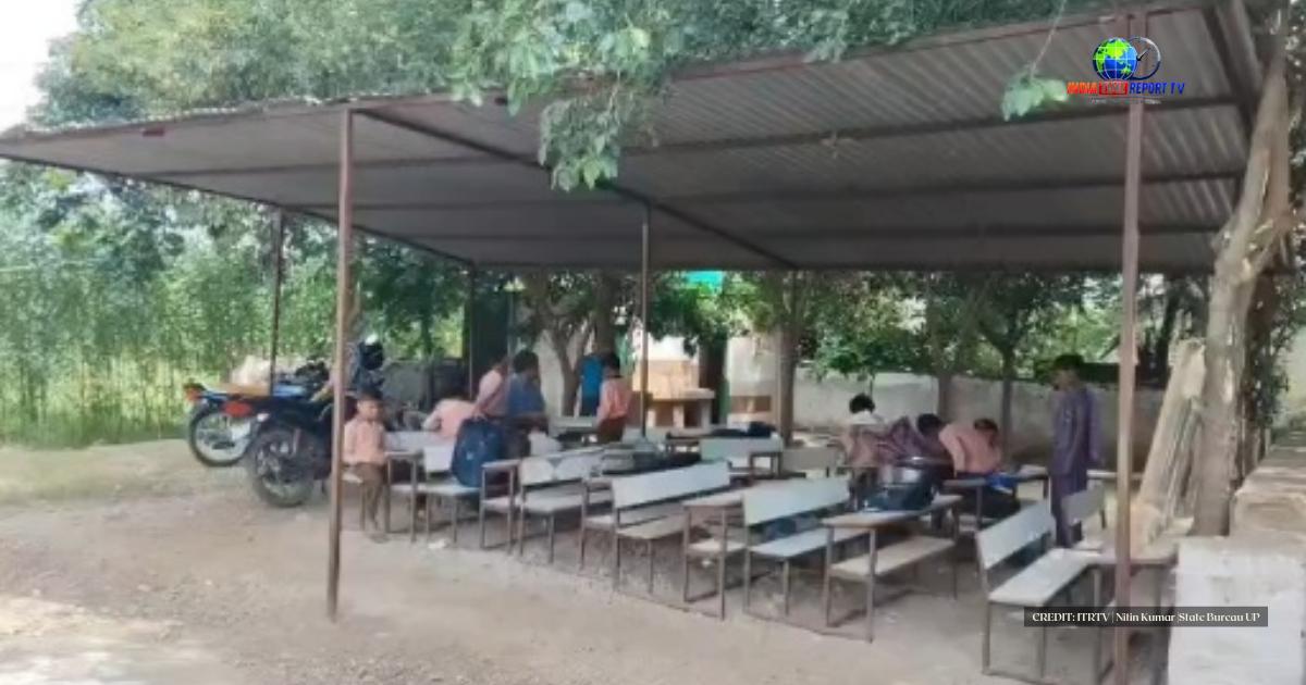 हाथरस के नगला जगराम प्राथमिक विद्यालय में टीन शेड के नीचे पढ़ते बच्चे और बैठी कक्षा का दृश्य