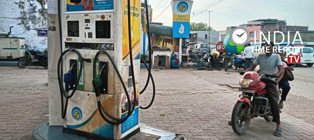 भारत के एक पेट्रोल पंप का फाइल चित्र।