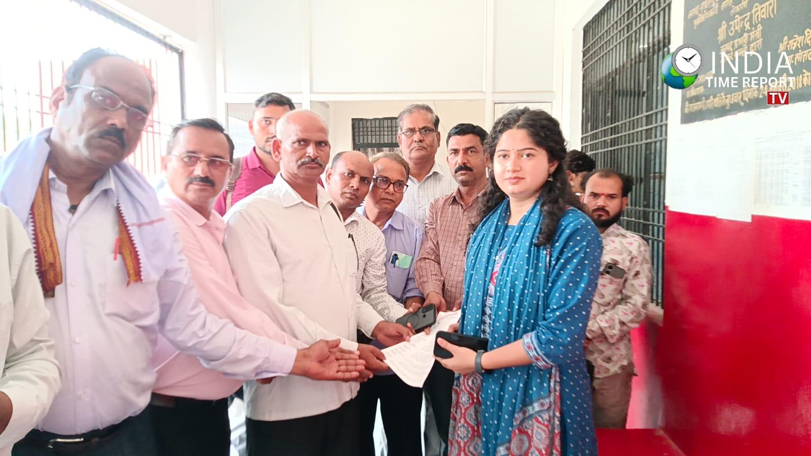 Private School Management Association submitting memorandum to Naib Tehsildar Pratiksha Katara in SadabadV