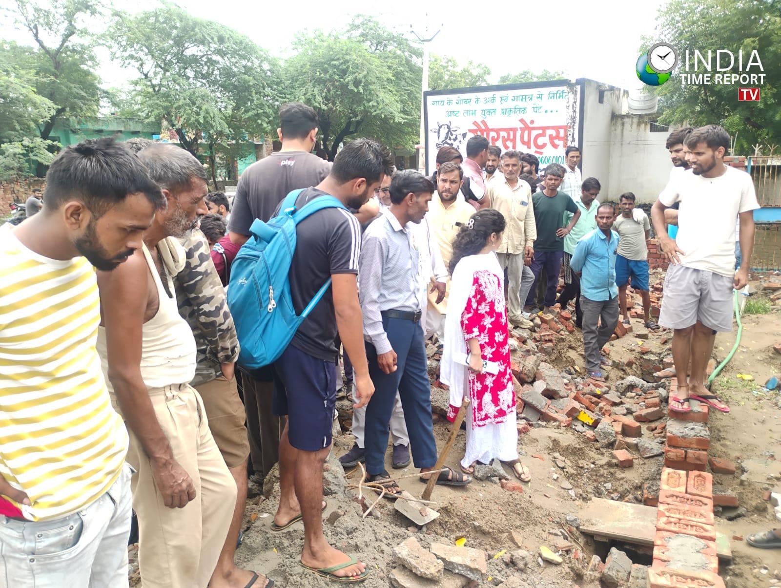 Officials inspecting the RRC Centre complaint site in Sadabad, Hathras, Uttar Pradesh.