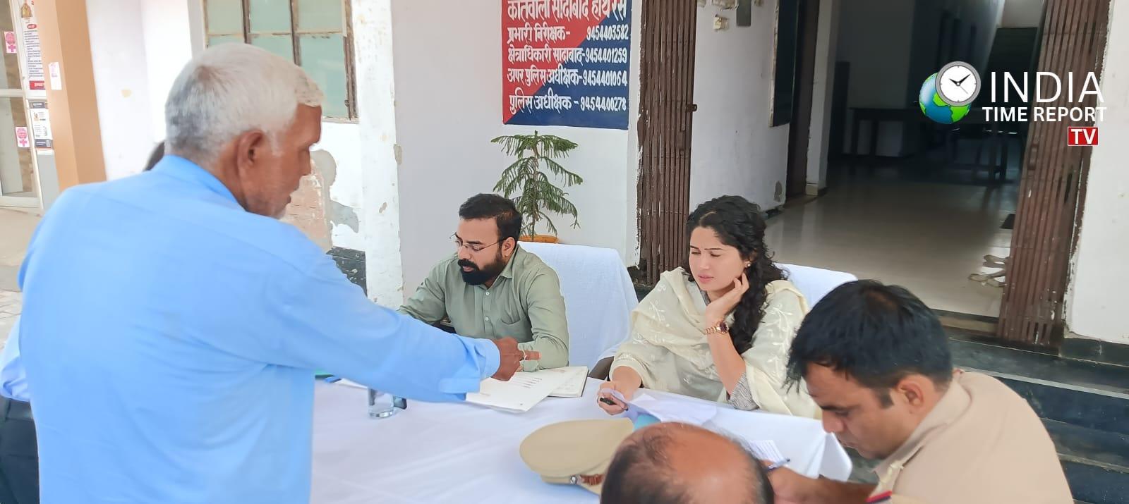 Tehsildar Sonu Baghel hearing complaints at Sadabad police station