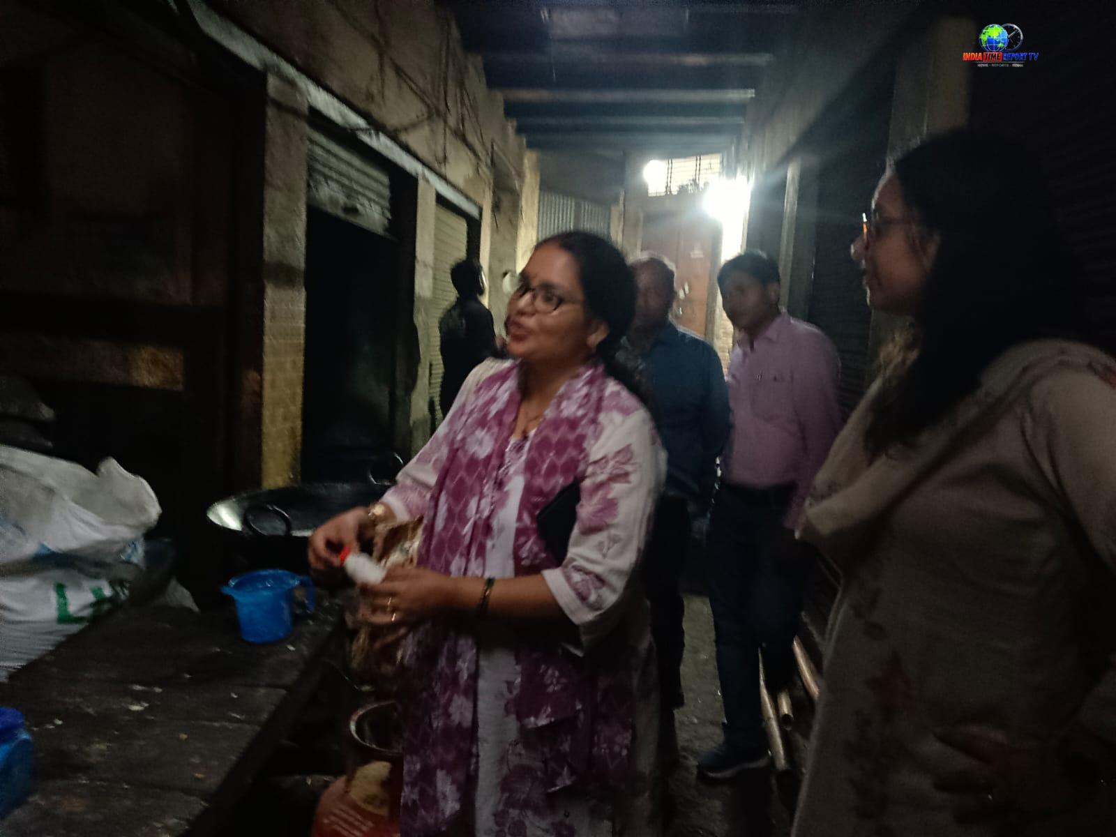 सादाबाद के ताराचंद मिष्ठान भंडार के गोदाम में खाद्य विभाग की टीम का निरीक्षण।