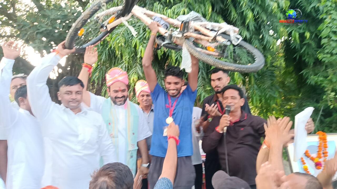 सादाबाद में खेल प्रतियोगिता के दौरान मेडल विजेता खिलाड़ी