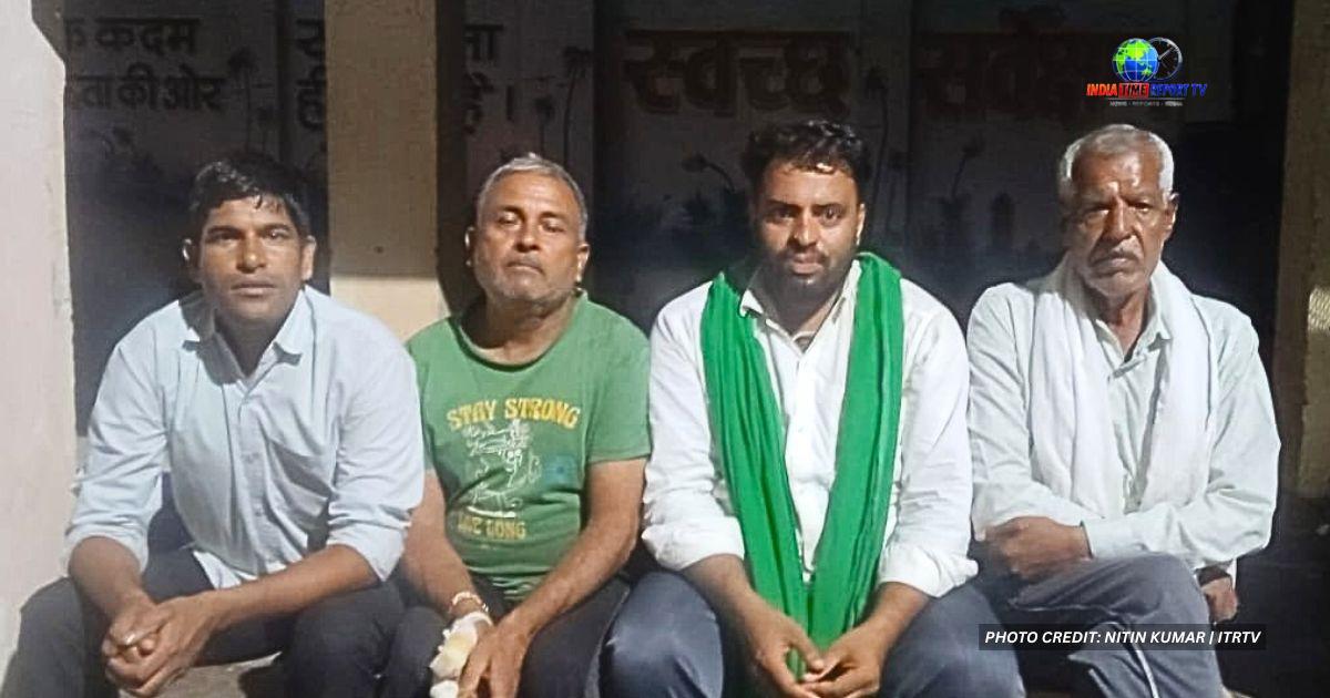 सादाबाद तहसील परिसर में किसानों का धरना प्रदर्शन