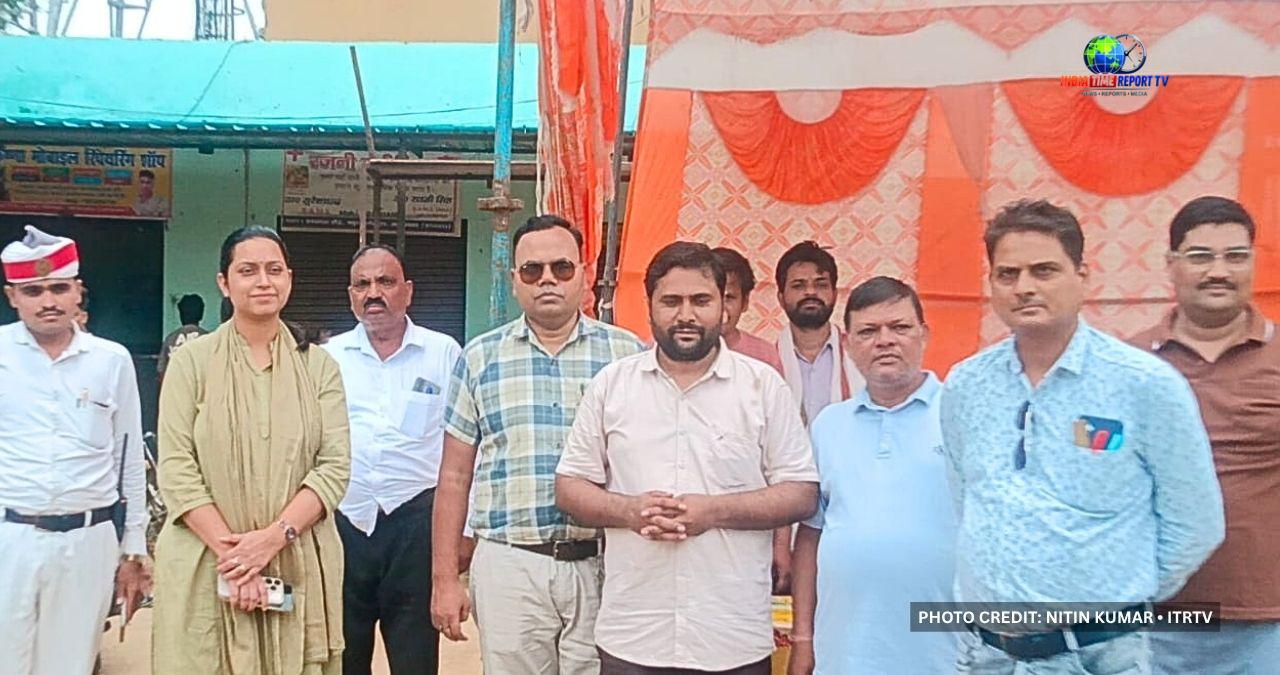 SDM Ritu Sirohi inaugurating the Kanwar Bhandara camp in Sadabad with Lekhpal Sangh members.