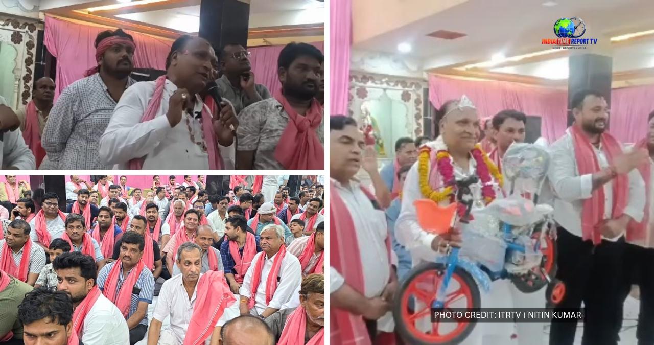 सादाबाद में पीडीए वैश्य समाज सम्मेलन के दौरान देवेंद्र अग्रवाल का माल्यार्पण और चांदी का मुकुट पहनाकर सम्मान।