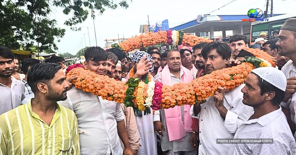 सादाबाद में ईद मिलादुन्नबी जुलूस के दौरान देवेंद्र अग्रवाल और चौधरी भाजुद्दीन का स्वागत