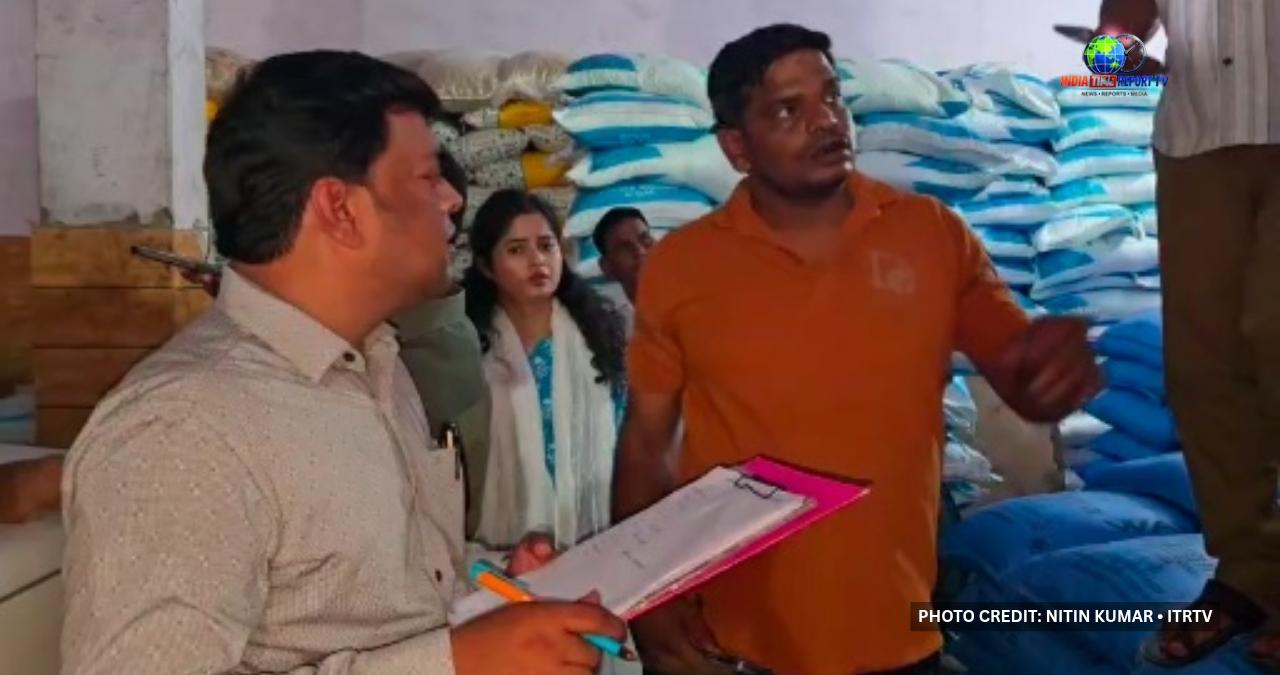 सादाबाद में चीनी के गोदाम की जांच करती प्रशासन और विभागीय टीम