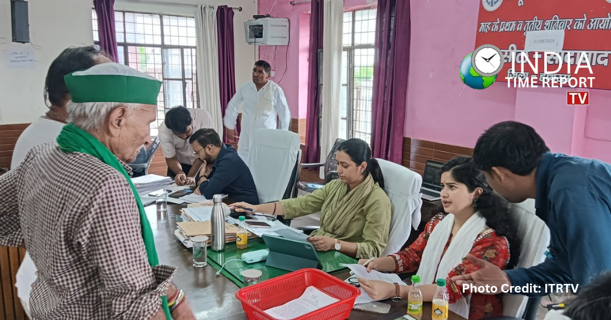 : सादाबाद तहसील में संपूर्ण समाधान दिवस के दौरान फरियादियों की शिकायतें सुनते अधिकारी