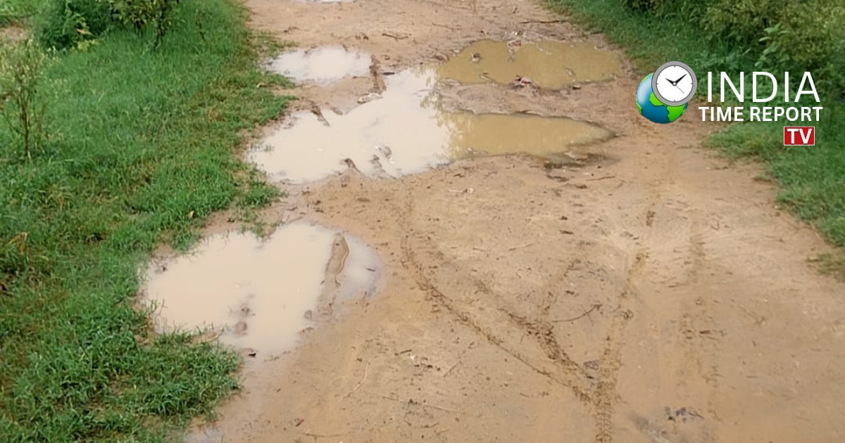 Kachcha road between Garh Umrao and Mai Durjiya Nera in Sadabad Hathras awaiting construction.