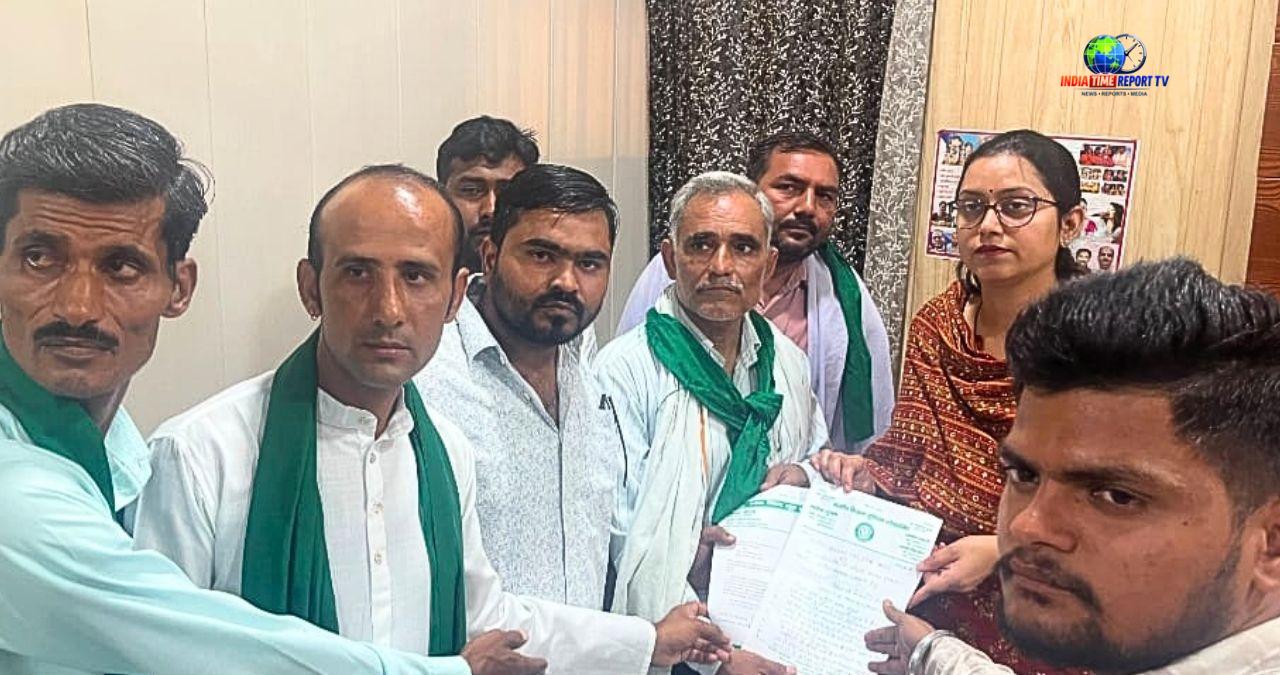 सादाबाद तहसील में एसडीएम ऋतु सिरोही को ज्ञापन सौंपते हुए भारतीय किसान यूनियन लोकशक्ति के पदाधिकारी।