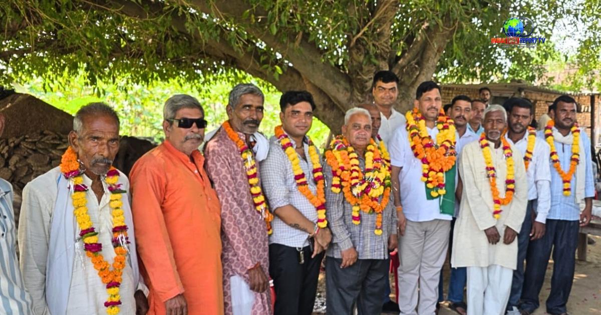 हाथरस में ‘चलो गांव की ओर’ अभियान के दौरान किसान संगठन के पदाधिकारी और ग्रामीण