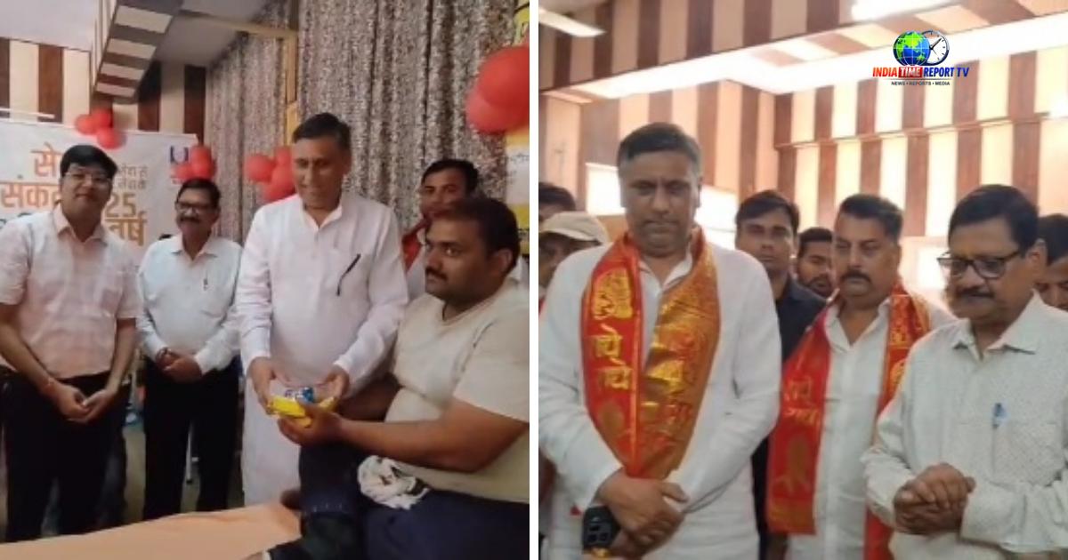 सादाबाद सीएचसी में रक्तदान शिविर के दौरान विधायक और स्वास्थ्य विभाग के अधिकारी
