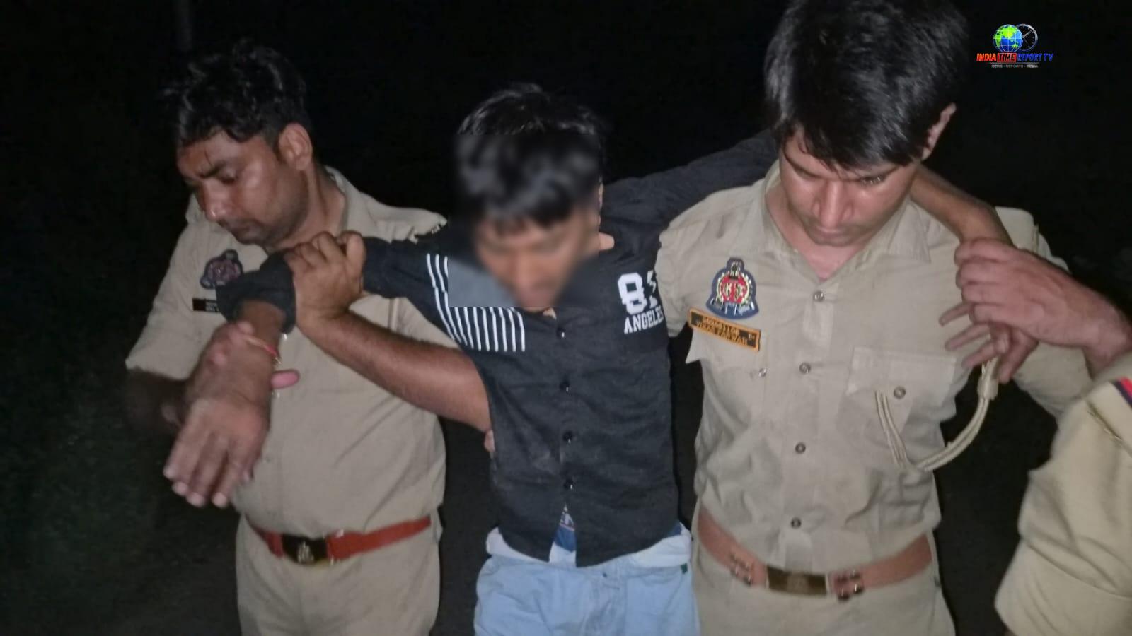 हाथरस पुलिस की कार्रवाई में घायल आरोपी को ले जाते पुलिसकर्मी