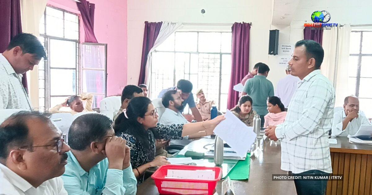 सादाबाद तहसील दिवस में अधिकारी के सामने शिकायत रखते फरियादी