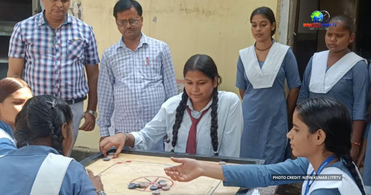 सादाबाद इंटर कॉलेज में छात्राओं की कैरम प्रतियोगिता