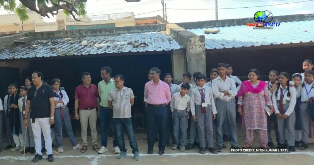 कबड्डी प्रतियोगिता में शिक्षक और छात्र-छात्राएं