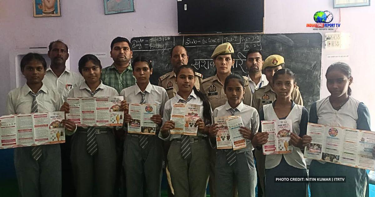 सादाबाद में मिशन शक्ति कार्यक्रम के दौरान छात्राओं के साथ पुलिसकर्मी
