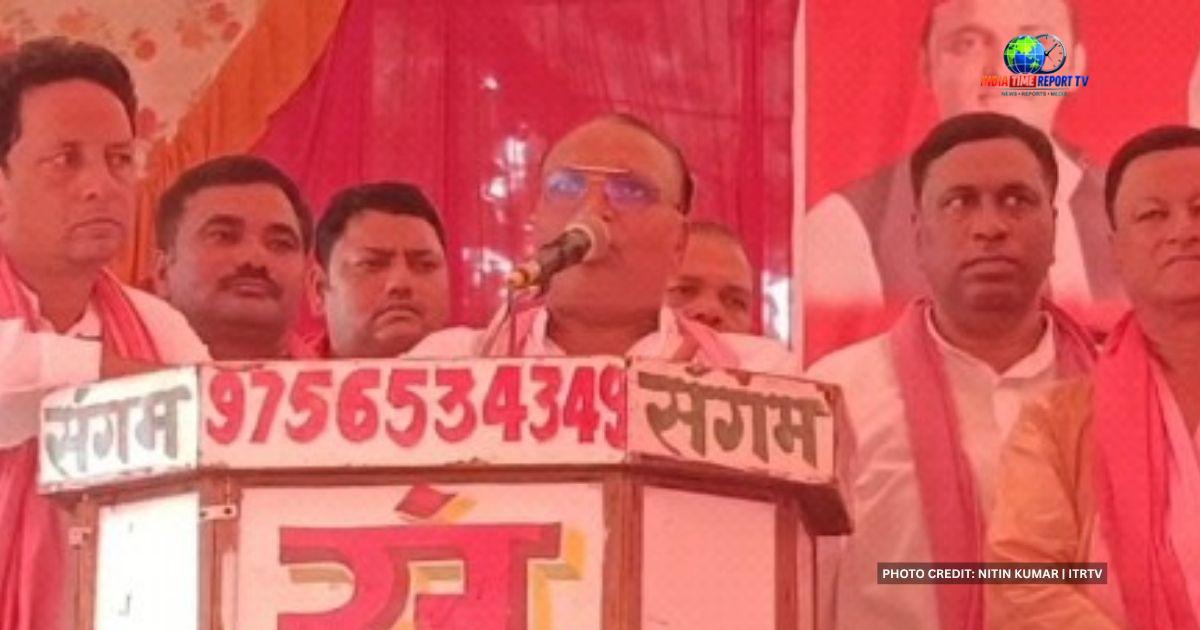 सादाबाद में धनगर समाज सम्मेलन को संबोधित करते देवेंद्र अग्रवाल