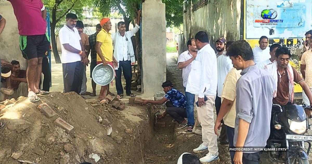 घड़ी अनचा में पुलिस की मौजूदगी में दीवार का दोबारा निर्माण