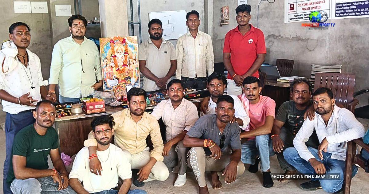 सादाबाद में विश्वकर्मा जयंती के अवसर पर पूजा-अर्चना के बाद मौजूद कंपनी के कर्मचारी