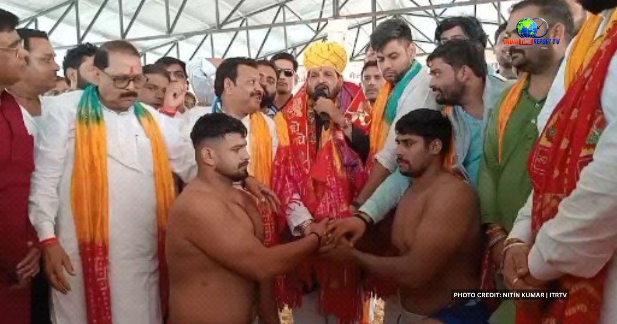 हाथरस में कुश्ती दंगल के उद्घाटन के दौरान पहलवानों के साथ बृजभूषण शरण सिंह