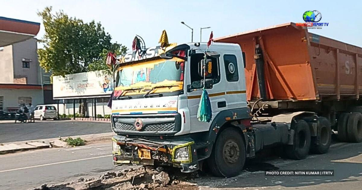 सादाबाद में डिवाइडर पर चढ़ा डंपर