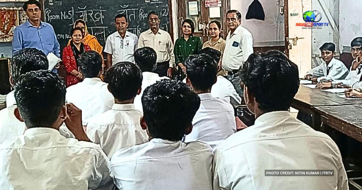 सादाबाद इंटर कॉलेज में विद्यार्थियों का स्वास्थ्य परीक्षण