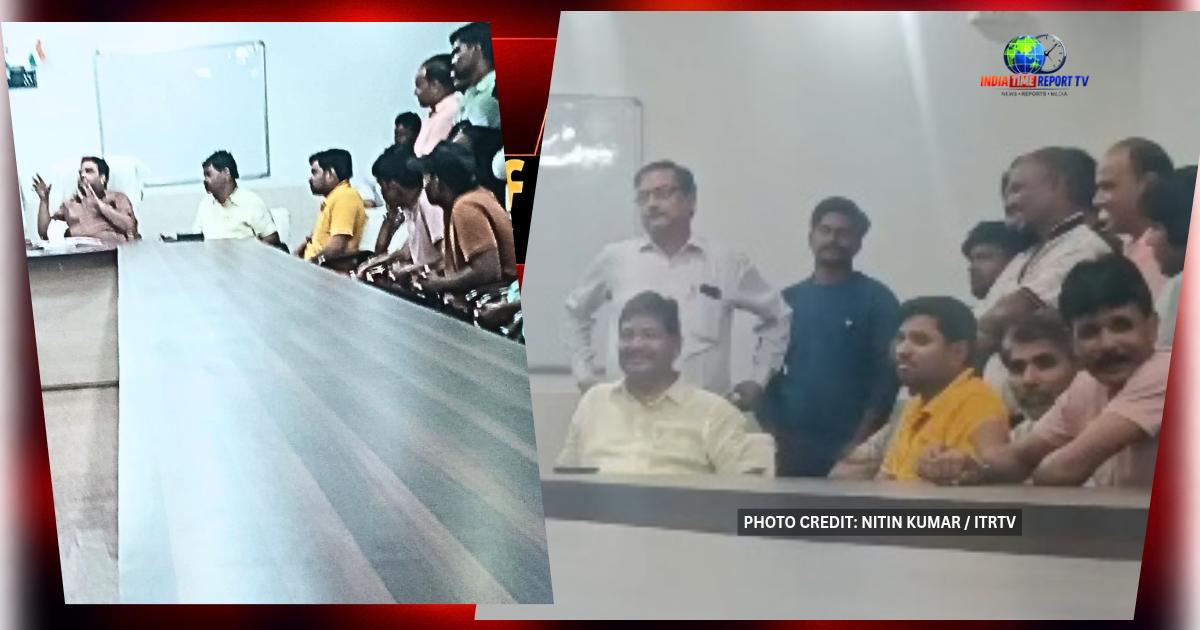 सादाबाद नगर पंचायत में सफाई कर्मचारियों और अधिकारियों की बैठक