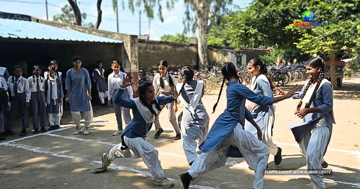 सादाबाद इंटर कॉलेज में बालिका कबड्डी प्रतियोगिता के दौरान खेलती छात्राएं