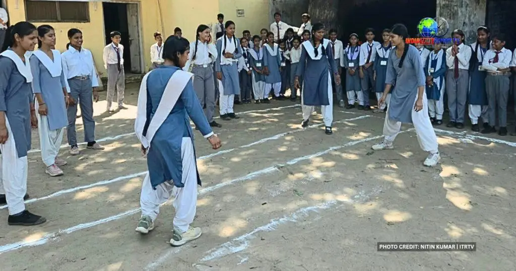 सादाबाद इंटर कॉलेज में कबड्डी खेलती छात्राएं