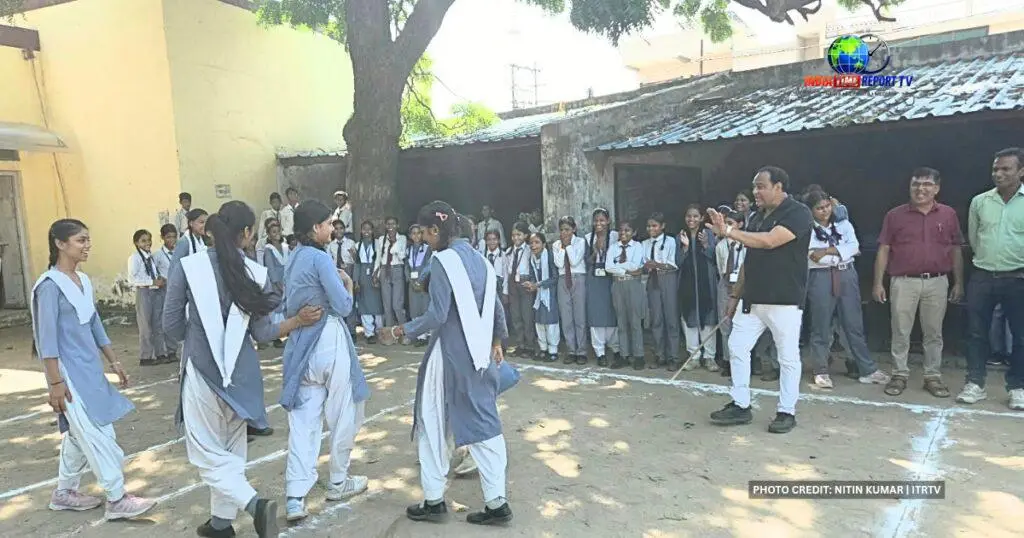 कबड्डी प्रतियोगिता में खेलती छात्राएं और मौजूद विद्यालय परिवार