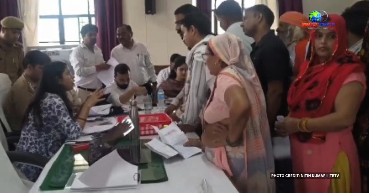 तहसील समाधान दिवस में अधिकारियों के सामने शिकायत रखते फरियादी