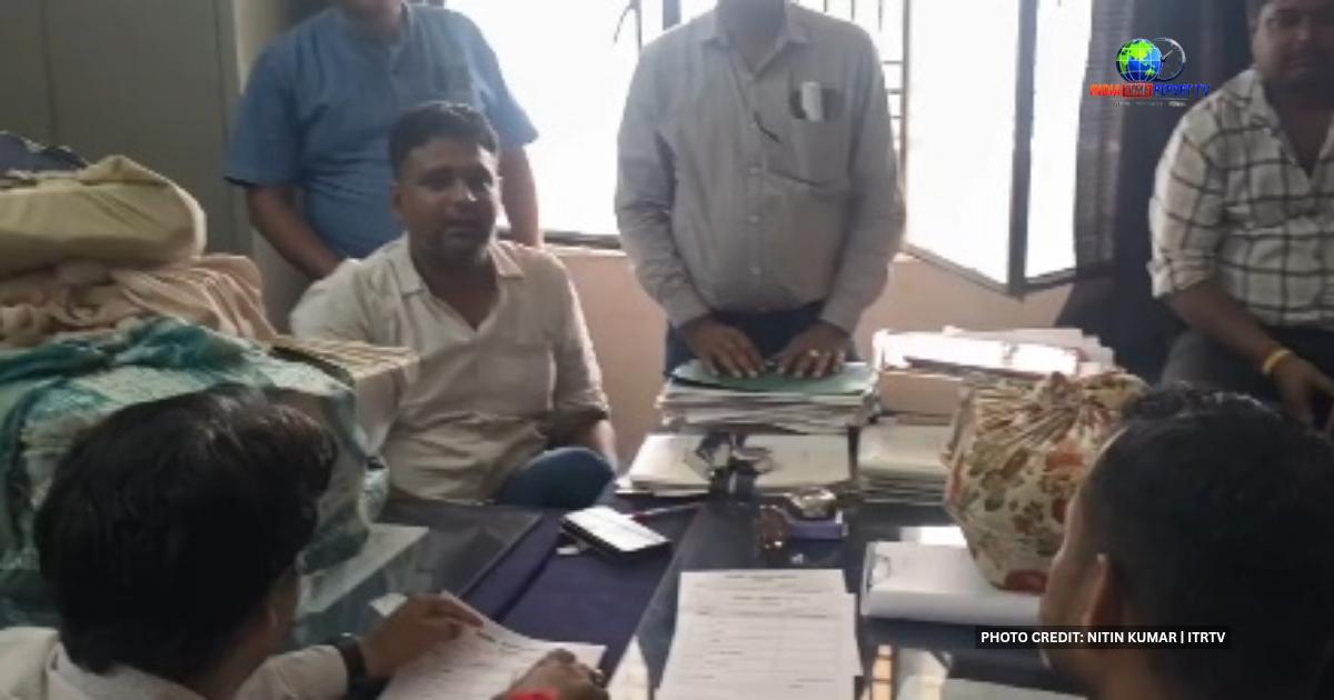 हाथरस में लेखपालों की बैठक के दौरान मौजूद लेखपाल