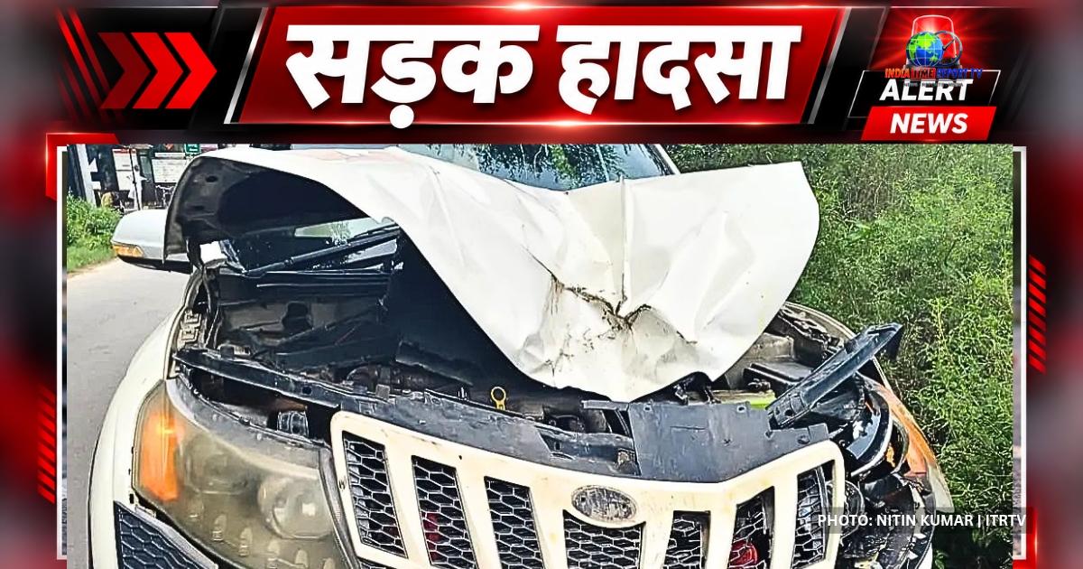 सादाबाद में नीलगाय से टकराने के बाद क्षतिग्रस्त कार