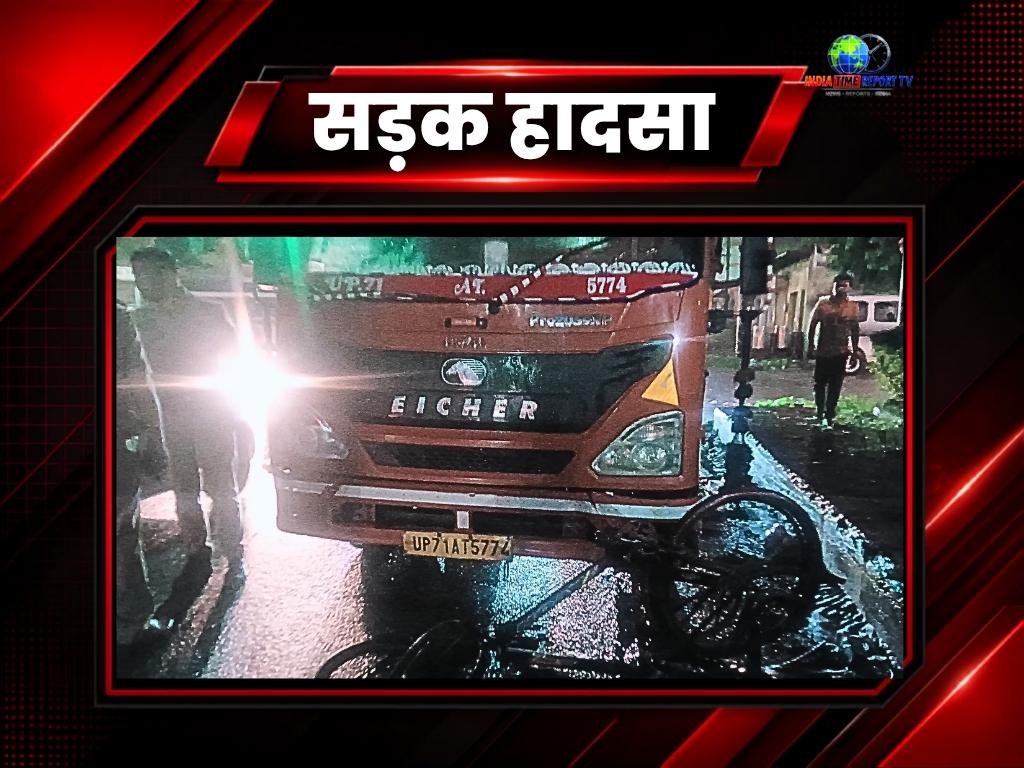 सादाबाद में डीसीएम के नीचे फंसी साइकिल और सड़क हादसे का दृश्य