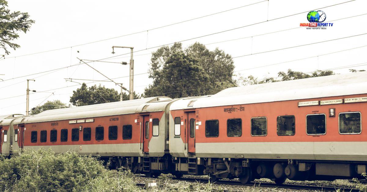 भारतीय रेलवे की यात्री ट्रेन रेलवे ट्रैक पर